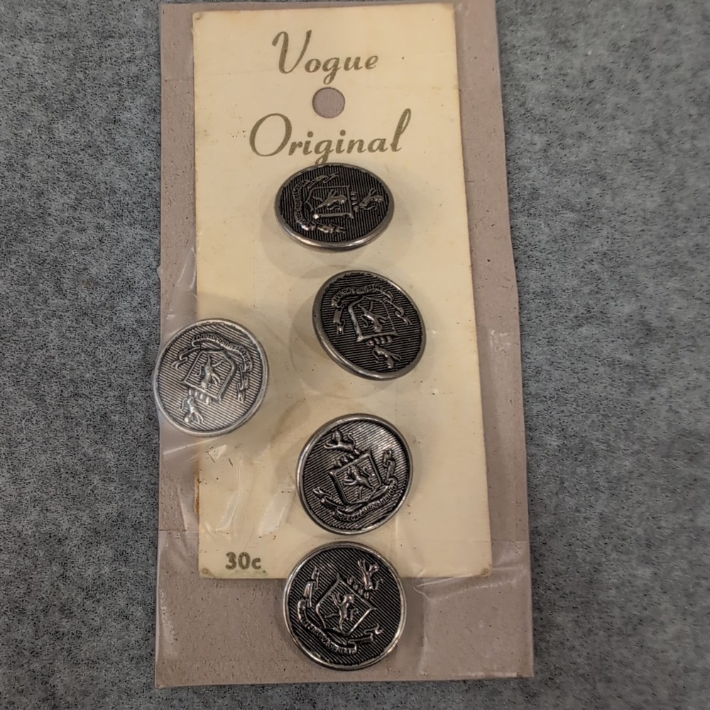 Vogue Original Buttons on Card "Spectemur Agendo" Silver Lion Crest Lot of 5 VTG - Picture 2 of 2